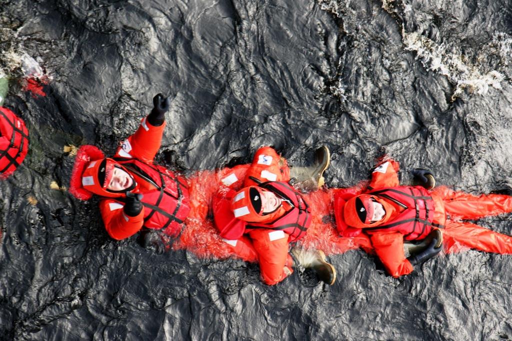 Koskiuinti, Schwimmen durch die wilden Stromschnellen